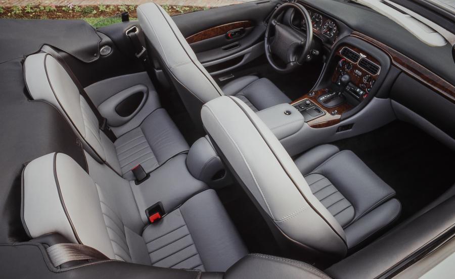 Интерьер Aston Martin DB7 Volante 1997 года  (NA) (фото 17 из 23)